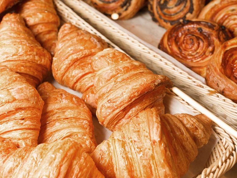 delicious-freshly-baked-pastries-in-a-pastry-shop-96LHXQV.jpg